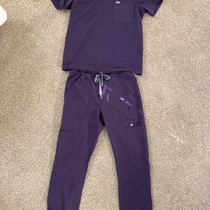 Figs Men’s Medium Purple Scrub Set